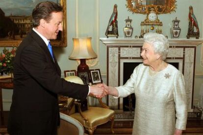 David Cameron saluda a la reina Isabel II en el palacio de Buckingham, poco antes de que esta le invite a ser el nuevo primer ministro de Reino Unido.
