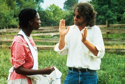 Steven Spielberg da instrucciones a Whoopi Goldberg en el rodaje de 'El color púrpura'.