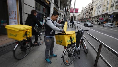 Dos repartidores de Glovo, en Madrid. 