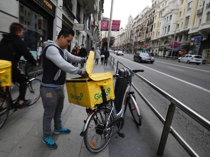 Dos repartidores de Glovo, en Madrid. 