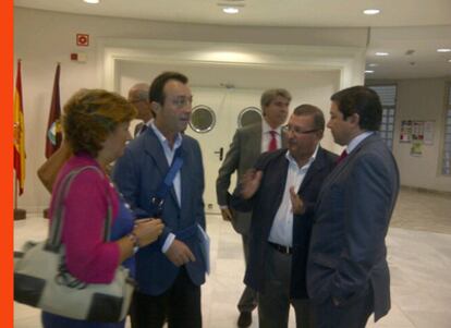 Imagen de la llegada de Manuel Cobo a la reunión del Grupo Popular del Ayuntamiento, tomada del Twitter de <a href="http://twitter.com/#!/equipogallardon" target="blank">Equipo Gallardón</a>.
