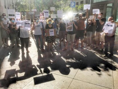 Una veintena de personas de la Asociación Vecinal de Sol y Barrio de las Letras se manifiestan ante el palacio de Cibeles durante el pleno de este miércoles