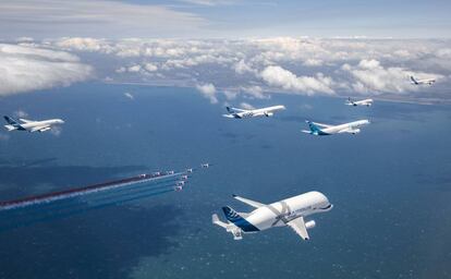 Celebración del 50 aniversario de la creación de Airbus, con todos los aviones comerciales en vuelo, en mayo pasado.