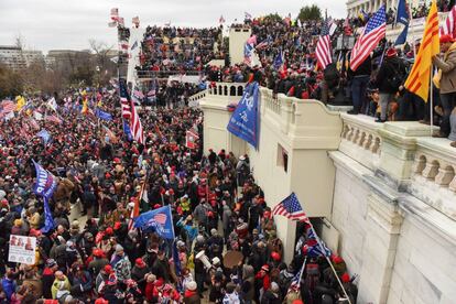 Los partidarios del presidente de los Estados Unidos, Donald Trump, se reúnen frente al edificio del Capitolio de los Estados Unidos en Washington,