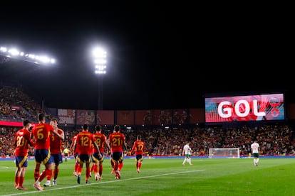 Jugadores de España celebran uno de los goles a Bulgaria en Valladolid