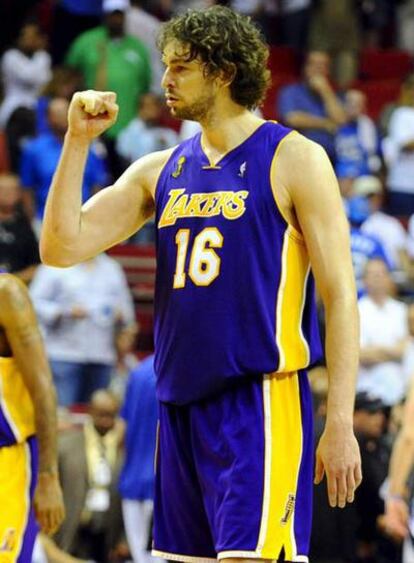 Pau Gasol celebra una victoria de los Lakers.