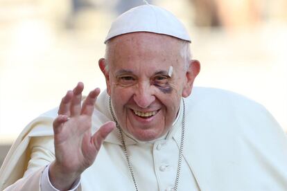 El papa Francisco saluda a los fieles que le esperan en la Plaza de San Pedro, el 13 de septiembre de 2017, en el Vaticano. El ojo morado se debe a un accidente que tuvo en el Papa móvil al intentar saludar a un niño durante su visita a Cartagena (Colombia).