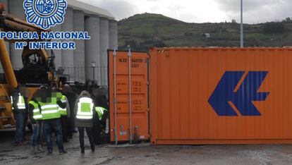 Agentes de la Polic&iacute;a inspeccionan un contenedor durante la operaci&oacute;n que ha desarticulada una banda de narcotraficantes.