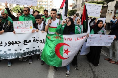 Estudiantes argelinos se han manifestado este martes contra el Gobierno, un día después de que el presidente de Argelia, Abdelaziz Bouteflika, anunciase su renuncia.
