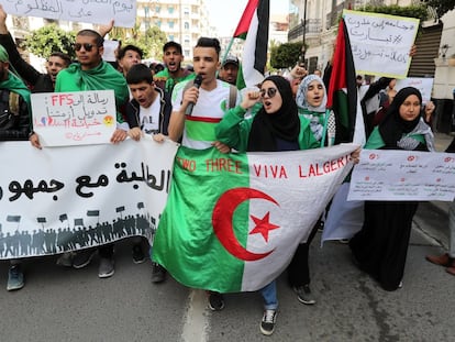 Estudiantes argelinos se han manifestado este martes contra el Gobierno, un día después de que el presidente de Argelia, Abdelaziz Bouteflika, anunciase su renuncia.