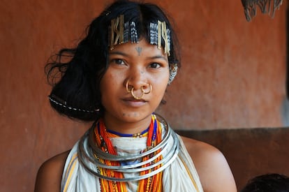 Joven dongria kondh de Odisha, India. Ser una mujer dongria kondh de las colinas de Niyamgiri en el estado de Odisha, en la India, es estar íntimamente conectada con tu tierra. Llevan milenios viviendo prósperamente en las frondosas colinas boscosas, con sus arroyos perennes y los gigantescos árboles de yaca. Se llaman a sí mismas jharnia, que significa “protectoras de los arroyos”. Los dongria-kondhs luchan desde hace años contra la minería en Niyamgiri. “No entregaremos a nadie nuestros bosques”, dice una de ellas. “Todas las mujeres están dispuestas a ir a la cárcel por esto. E incluso si amenazas con matarnos, seguiremos viviendo aquí pacíficamente”. 