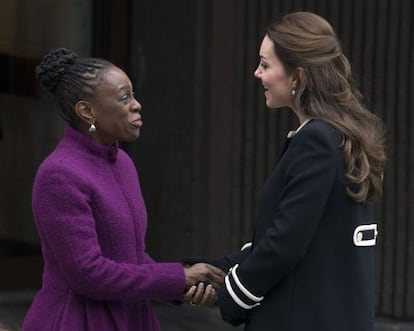 La &#039;primera dama&#039; de Nueva York, Chirlane McCray, junto a la duquesa de Cambridge, a la salida de un centro para la infancia en Harlem.