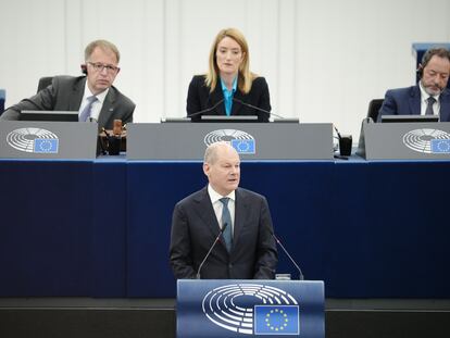 El canciller alemán, Olaf Scholz, hablaba este martes en el Parlamento Europeo en Estrasburgo. Tras él, la presidenta de la Eurocámara, Roberta Metsola.