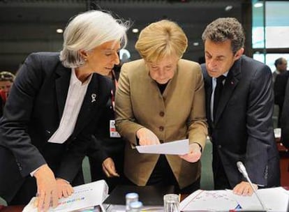 Christine Lagarde, ministra francesa de Finanzas (izquierda), junto a Angela Merkel y Nicolas Sarkozy.