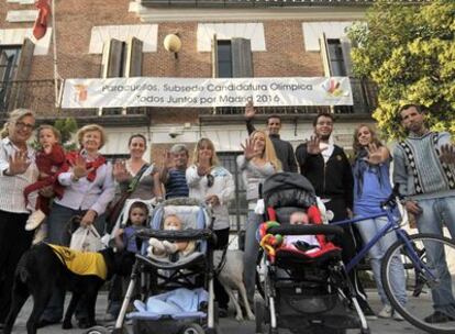 Ciudadanos de Paracuellos delante del único símbolo de Madrid 2016, en la fachada del Ayuntamiento.