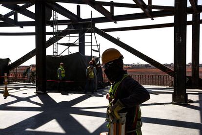 Un grupo de trabajadores, en el interior de lo que será la torre de control y llegará a medir más de 90 metros de altura.