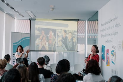 Angela Müller y Marta Parra el pasado 23 de abril en la Biblioteca pública Mario Vargas Llosa en Madrid Centro.