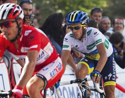 Alberto Contador, tras Joaquim Rodriguez durante la etapa.