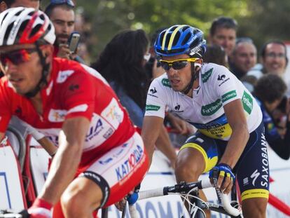 Alberto Contador, tras Joaquim Rodriguez durante la etapa.