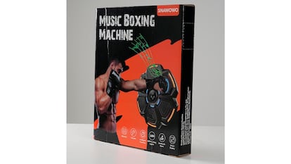 Máquina de boxeo sobre fondo blanco.