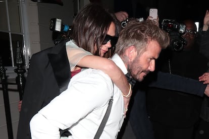 Victoria Beckham y David Beckham a la salida de la fiesta de 50 cumpleaños de la diseñadora, la noche del sábado en Londres.