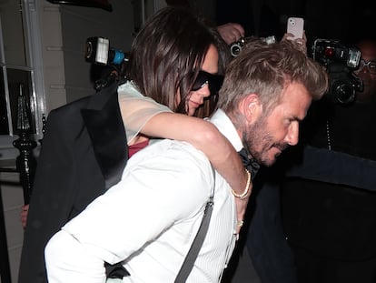 Victoria Beckham y David Beckham a la salida de la fiesta de 50 cumpleaños de la diseñadora, la noche del sábado en Londres.