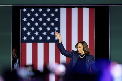 La vicepresidenta y aspirante demócrata, Kamala Harris, saluda a sus seguidores en un mitin en la Universidad estatal de Michigan, este domingo.