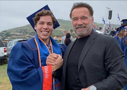 Joseph Baena y su padre Arnold Schwarzenegger se abrazan durante la graduación del primero. La imagen fue publicada por el actor en Instagram acompañada de un mensaje de amor a su hijo.