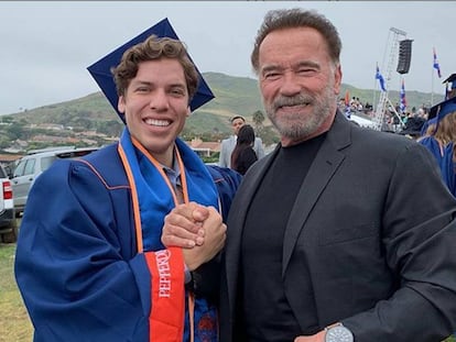 Joseph Baena y su padre Arnold Schwarzenegger se abrazan durante la graduación del primero. La imagen fue publicada por el actor en Instagram acompañada de un mensaje de amor a su hijo.