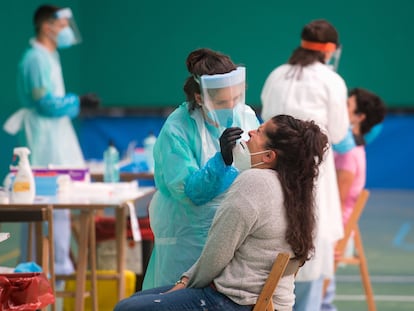 Personal sanitario hace la prueba PCR en la localidad vasca de Getaria, este miércoles.