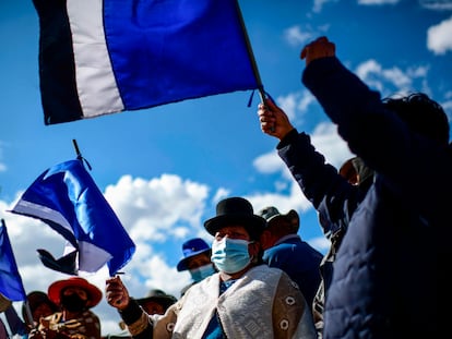 Seguidores do MAS comemoram a vitória de Luis Arce na cidade de El Alto, em 19 de outubro.