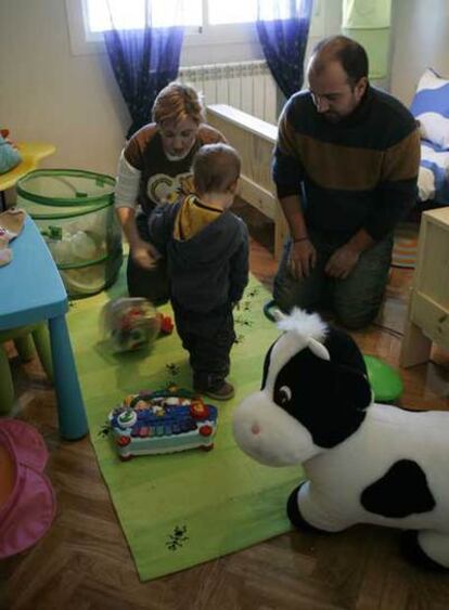 Un niño acogido por una familia a través de una ONG.