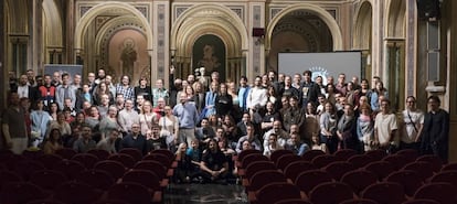 Equipo completo de 'La Escóbula de la Brújula' durante un episodio en directo en el Museo de Etnología de Valencia.