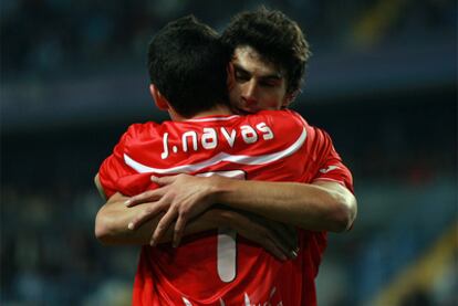 Perotti se abraza con Jesús Navas tras su gol.