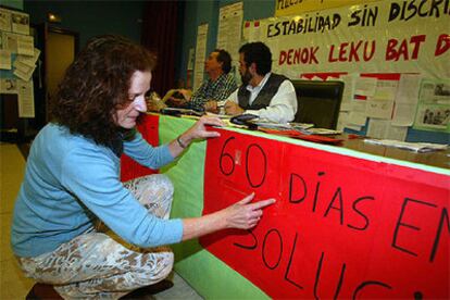 Una profesora revisa el cartel que va computando los días de encierro de los interinos en un istituto de Bilbao.