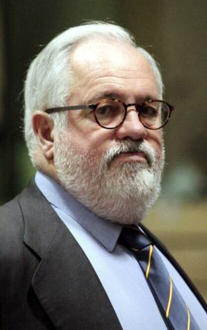 El ministro español de Agricultura y Pesca, Miguel Arias Cañete, antes del comienzo del Consejo de Ministros de Pesca de la Unión Europea en Bruselas (Bélgica) hoy.