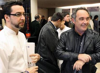 Los cocineros Ferrán Adriá (derecha), y Quique Dacosta, en el congreso <i>Lo mejor de la gastronomía</i> celebrado en el Kursaal de San Sebastián.