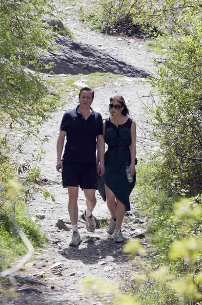 El primer ministro británico, David Cameron, y su esposa Samantha pasean por la vereda de la Estrella, en el pueblo granadino de Güejar-Sierra, durante su segunda jornada de visita privada a España.