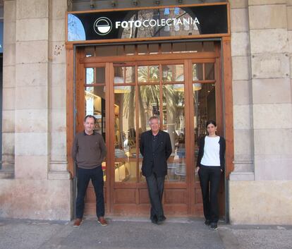Pepe Font de Mora, Mario Rotllant e Irene de Mendoza a las puertas de  Foto Colectania, este martes.


