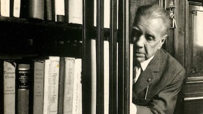 Borges, en su biblioteca.