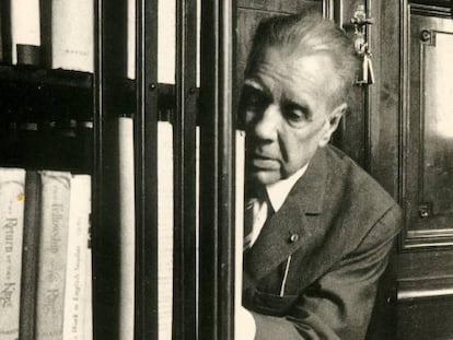 Borges, en su biblioteca.