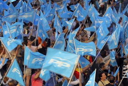 Concentración de simpatizantes del PP ante la sede del partido en Madrid, anoche.