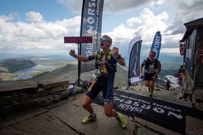 El triatleta noruego Hans Christian celebra su victoria en el triatlón Isklar Norseman celebrado en Eidfjord (Noruega).