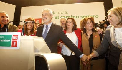 Griñan coge la mano de su mujer antes de la rueda de prensa