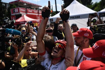 El ciclista alemán John Degenkolb celebra la victoria en la novena etapa del Tour de Francia entre las ciudades de Arras y Roubaix, el 15 de julio de 2018. Degenkolb fue atropellado en 2016, mientras se entrenaba con su equipo en Alicante.