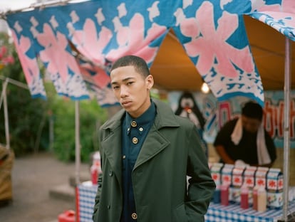 William (19), modelo y estudiante de negocios, viste gabardina Herno y camisa Versace.