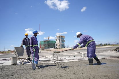 Trabajadores en el terreno donde se erigirá la Tecnópolis de Konza (Kenia), el pasado 5 de junio. El proyecto de Konza nació  en 2008 como parte de un programa del Gobierno para convertir Kenia en un próspero país de clase media.