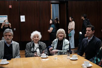 Daniel Filmus, ministro de Ciencia y Tecnología, Mary-Claire King,  Estela de Carlotto y Eduardo de Pedro, ministro de Interior, en la reunión.