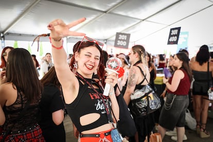 Celia, fan de Stray Kids, espera para entrar al concierto.