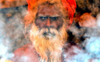 Un hombre santo hindú, en un ritual durante Kumbh Mela o festival de Pitcher, en Trimbakeshwar (India).